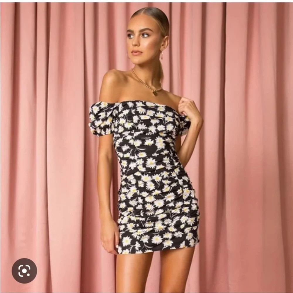 Superdown black off the shoulder daisy ruched mini dress - Picture 2 of 8